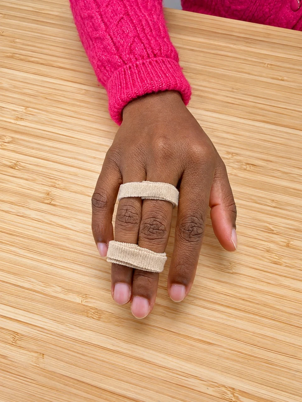 Syndactylie de deux doigts longs par deux bandes pour une entorse